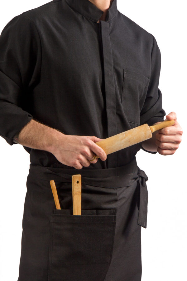 Hombre con camisa para salón negra y utencilios de cocina