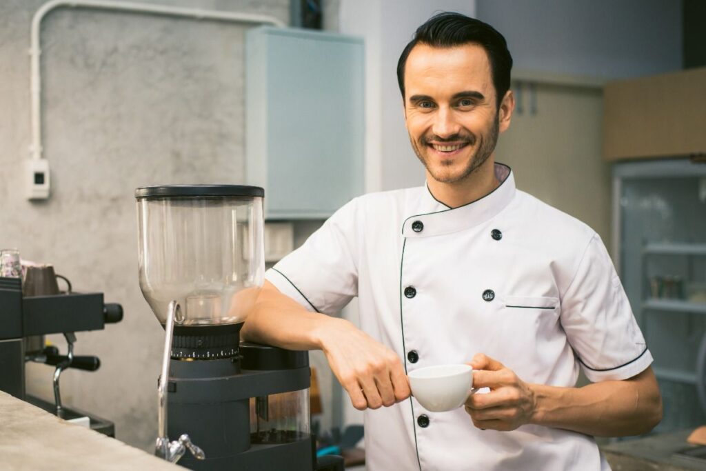 chef utilizando una filipina de color blanco